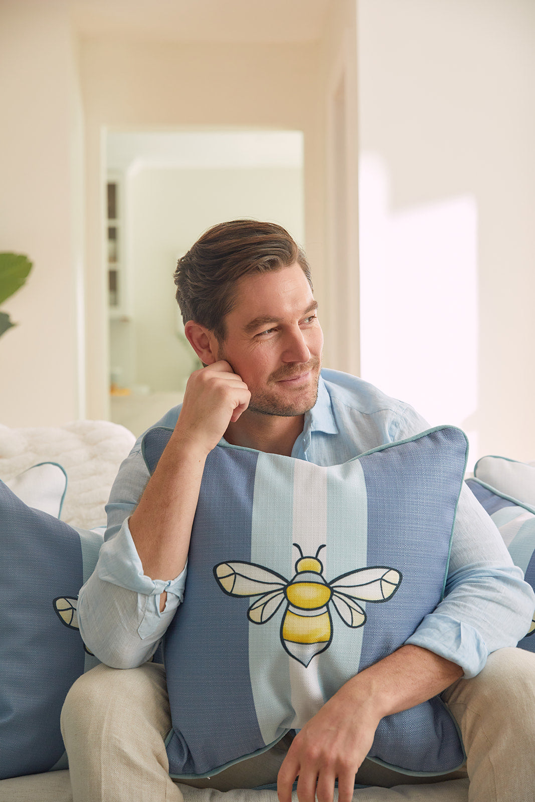 Kdqua 18x18 Inch Throw Pillow Cover - Flannel Bee Pattern Decorative Cushion Case